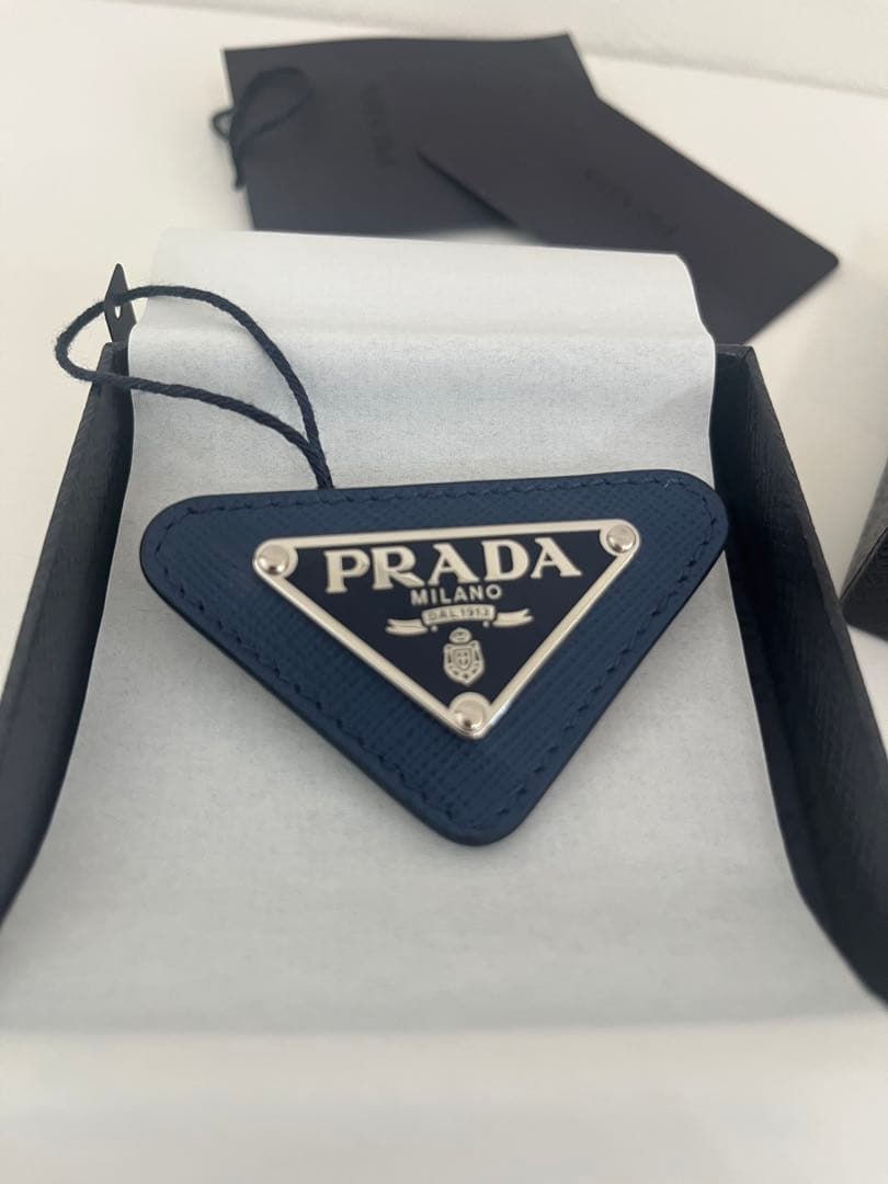 正規品　新品未使用　PRADA ネイビー　トライアングル　レザーブローチ