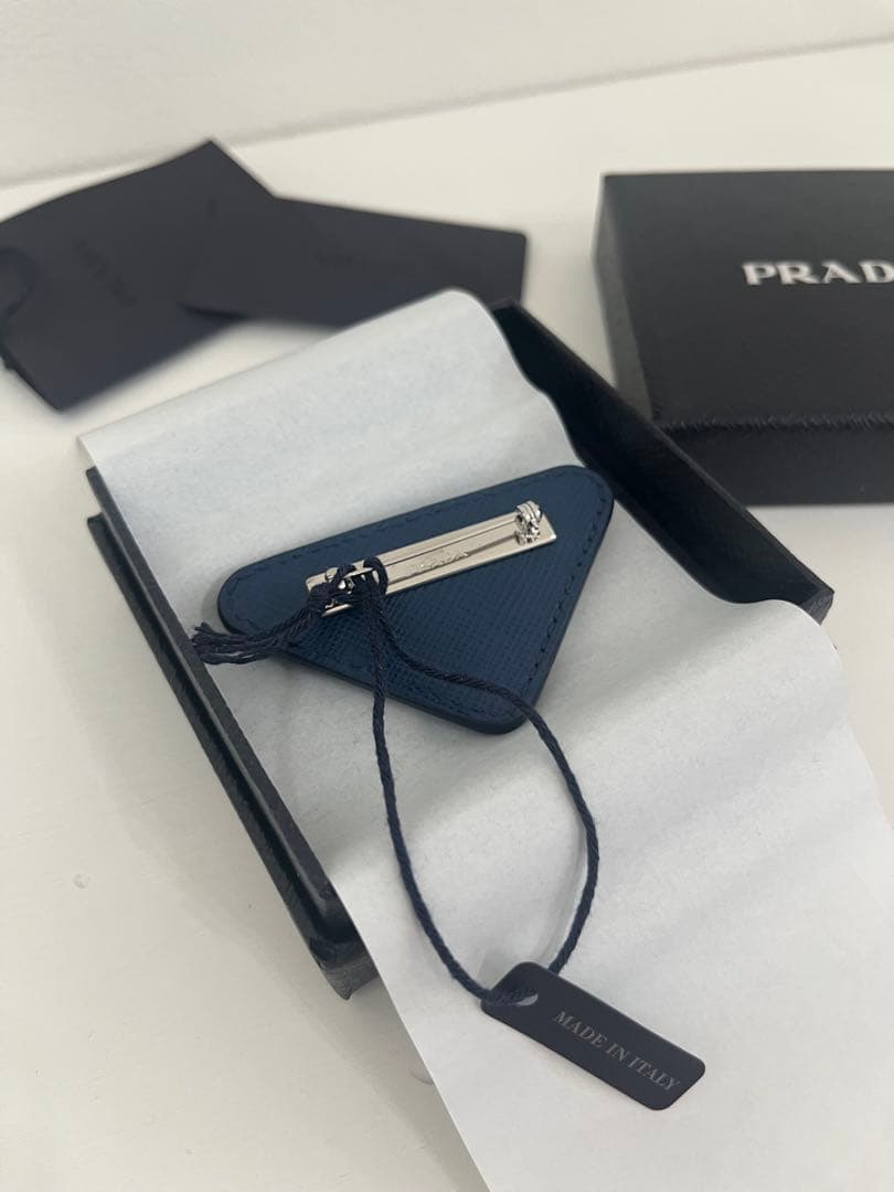 正規品　新品未使用　PRADA ネイビー　トライアングル　レザーブローチ