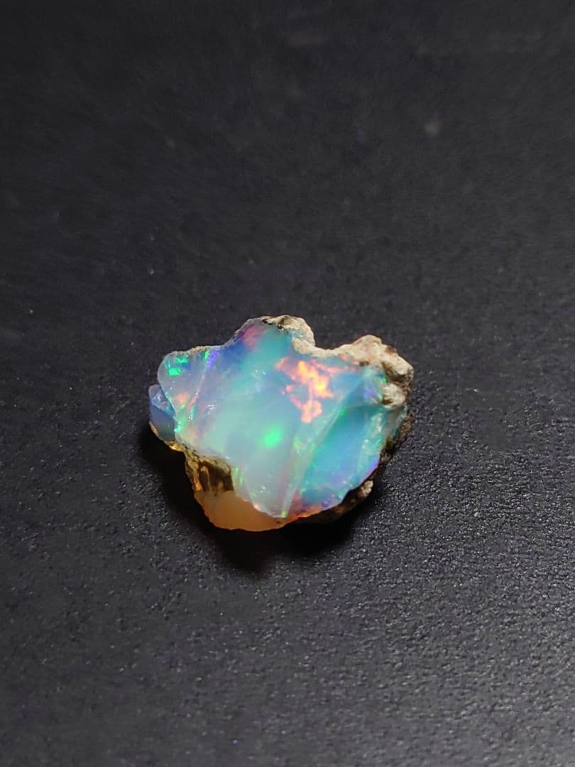プレシャスオパール 原石 虹　ジュエリー　グレード　エチオピアウェロ産　鉱物標本