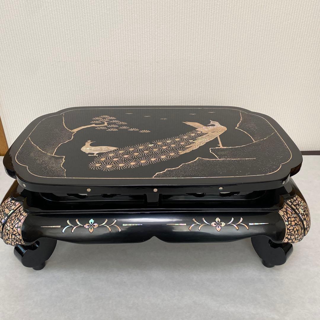 どっしりたとした台　孔雀貝模様