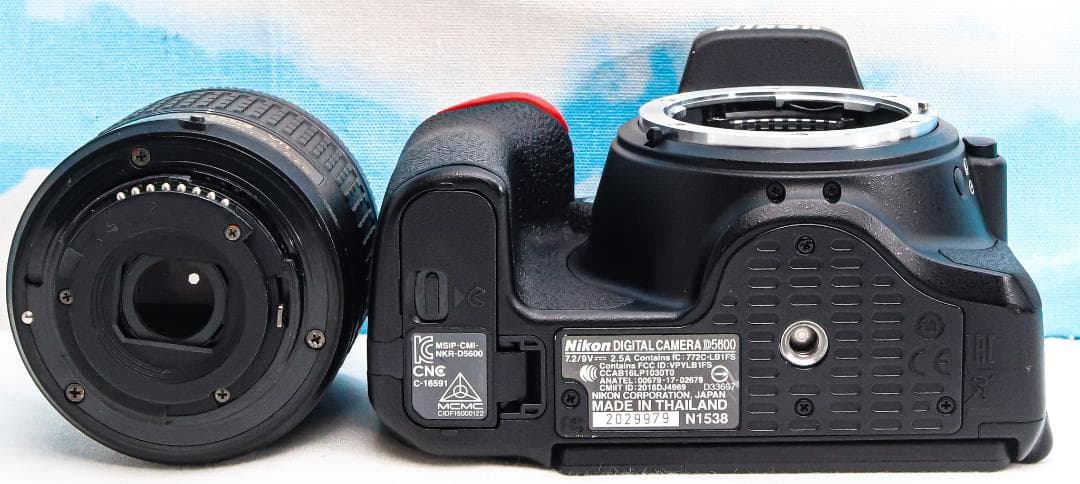 美品 ニコン Nikon D5600⭐️スマホ転送機能付⭐️高性能一眼レフ⭐️