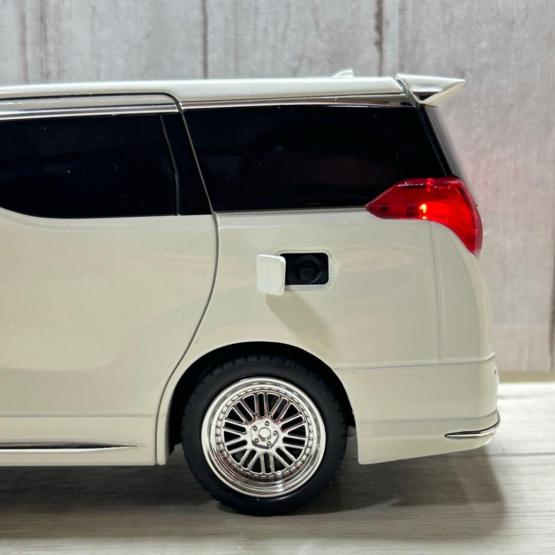1/18 トヨタ アルファード ホワイト 電動ドア付き　ダイキャスト　ミニカー