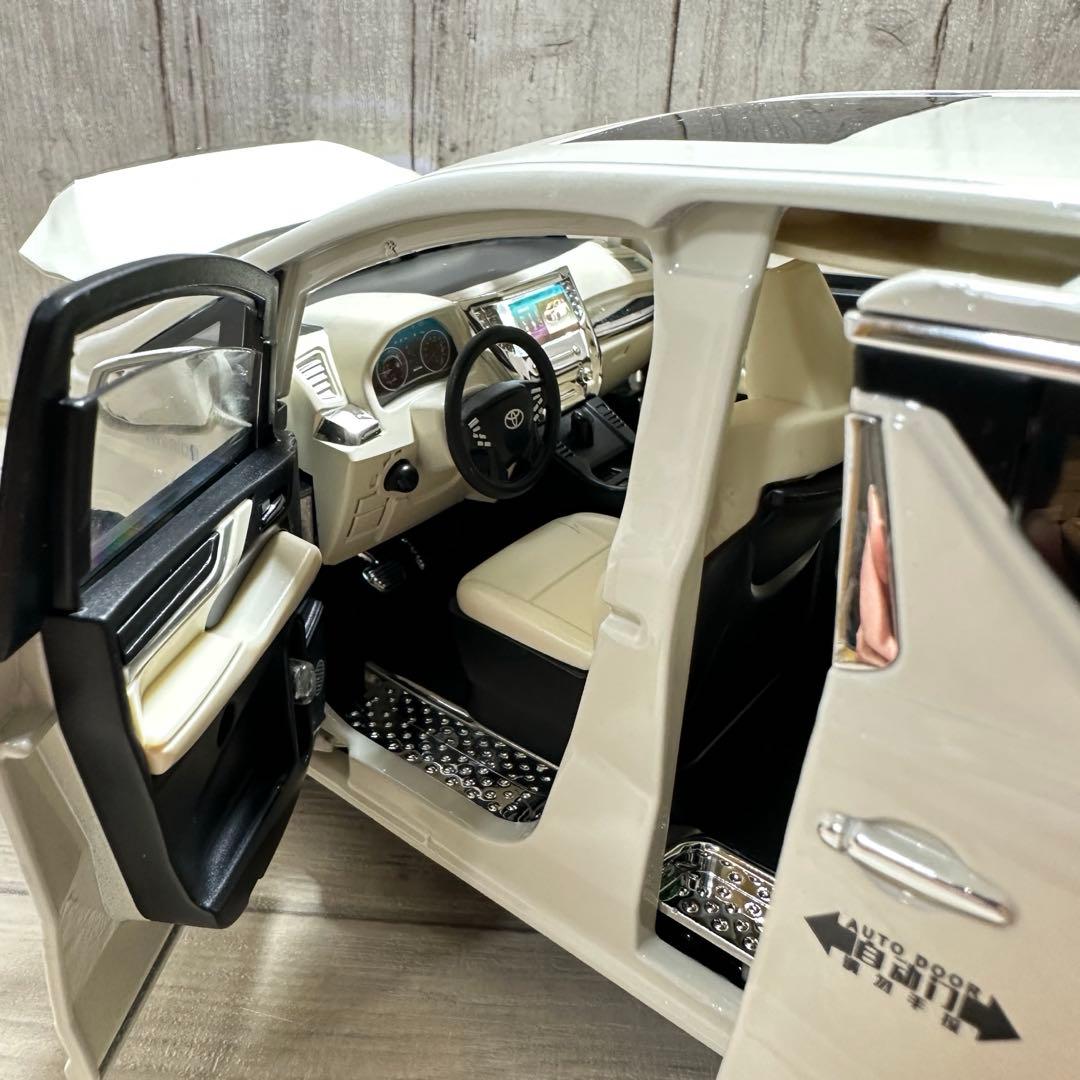 1/18 トヨタ アルファード ホワイト 電動ドア付き　ダイキャスト　ミニカー