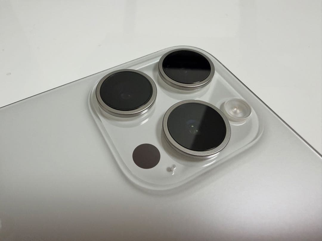 【美品】iPhone 15 Pro ホワイトチタニウム SIMフリー