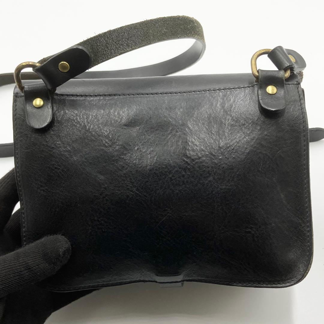 イルビゾンテ　ショルダーバッグ　フラップ　ロゴ刻印　オールレザー　ブラック