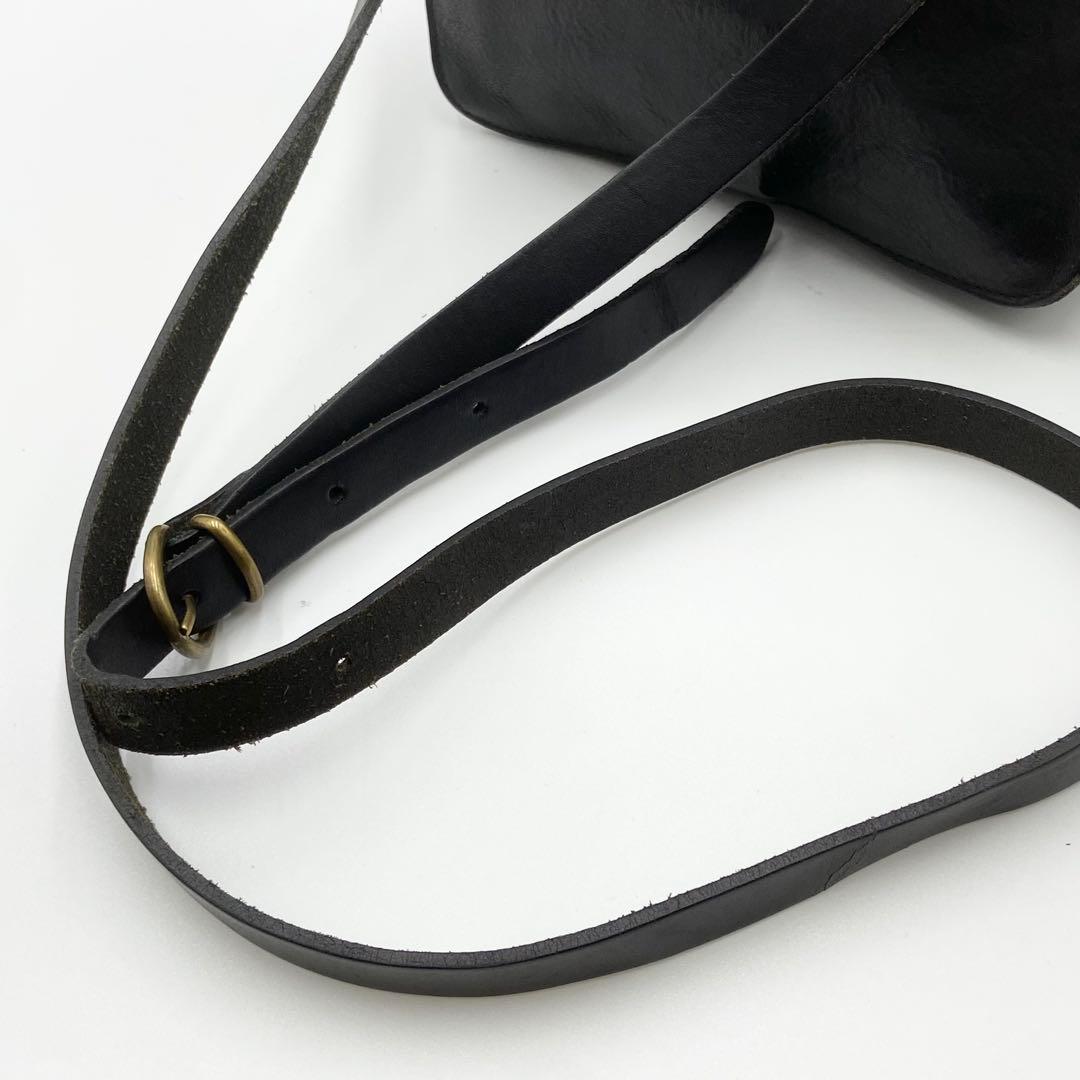 イルビゾンテ　ショルダーバッグ　フラップ　ロゴ刻印　オールレザー　ブラック