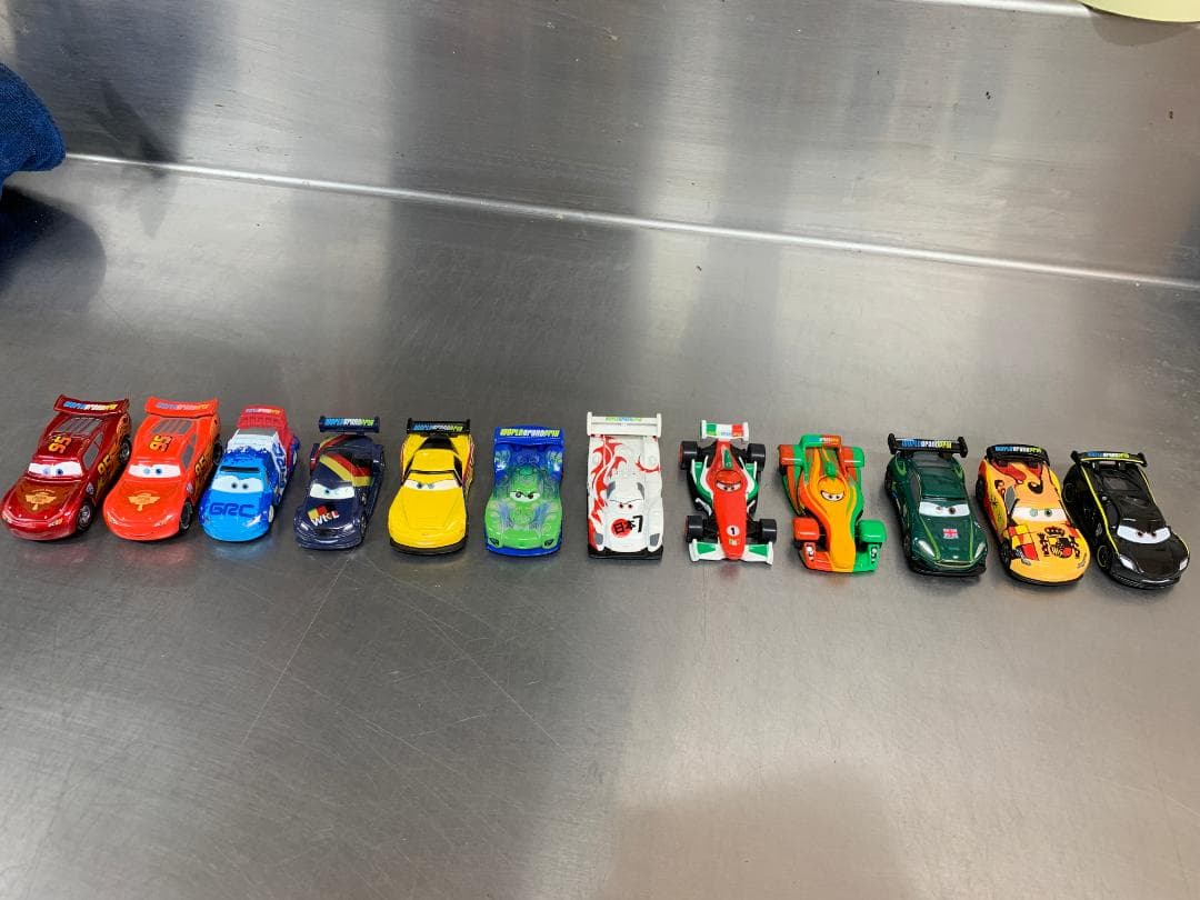 カーズ　トミカ　ワールドグランプリ12台セット（ルイスハミルトン等）