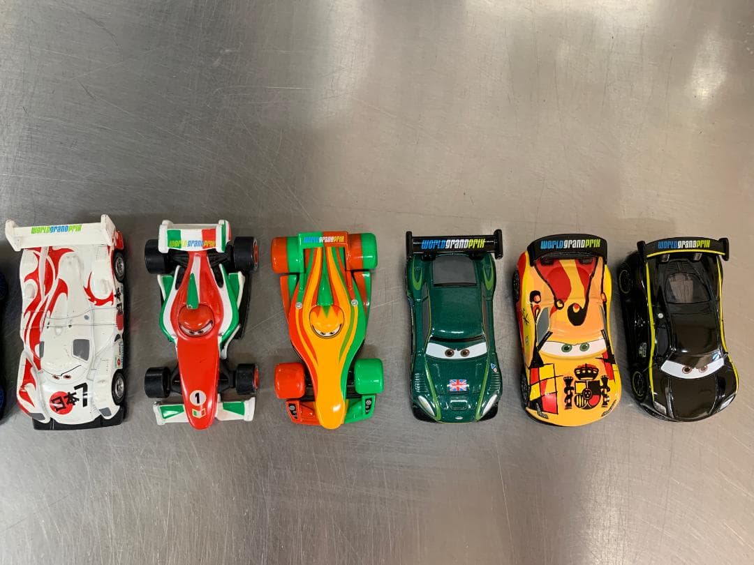 カーズ　トミカ　ワールドグランプリ12台セット（ルイスハミルトン等）