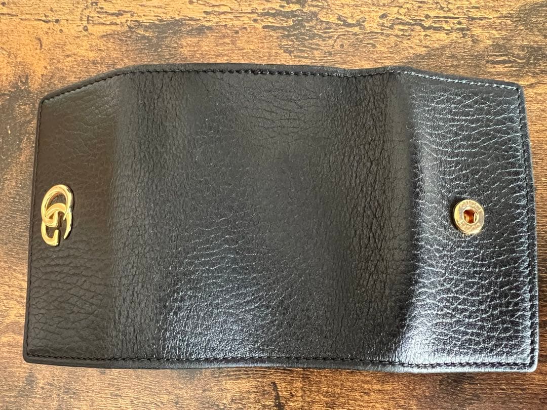 GGロゴ付き黒レザーキーケース