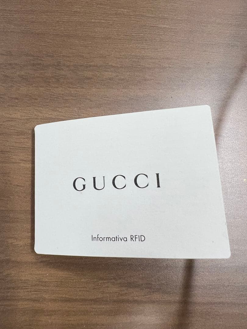 GGロゴ付き黒レザーキーケース