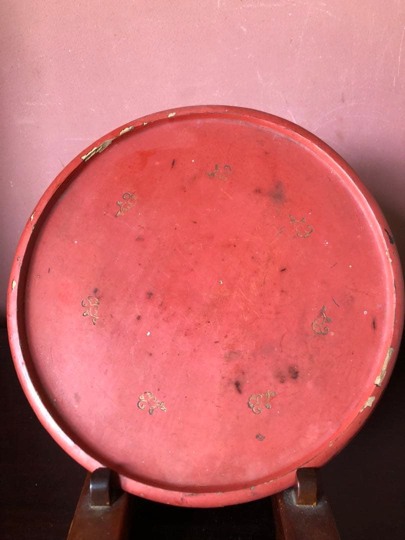 蔵にあった古式の朱塗蒔絵丸盆