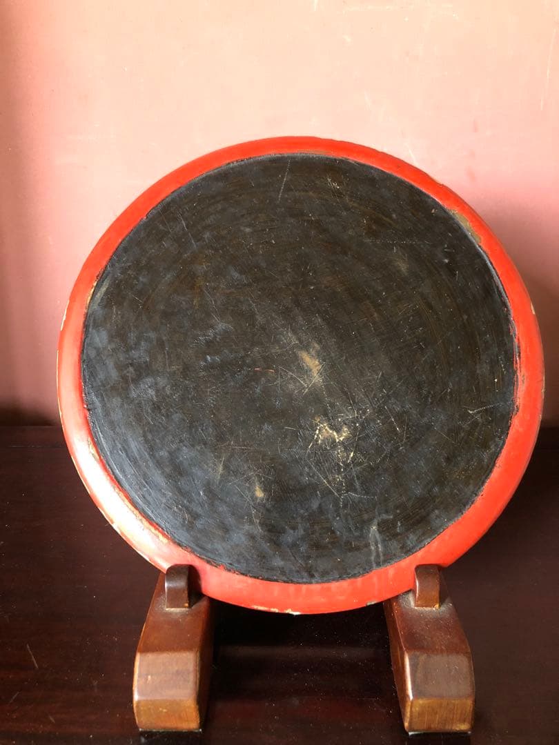 蔵にあった古式の朱塗蒔絵丸盆