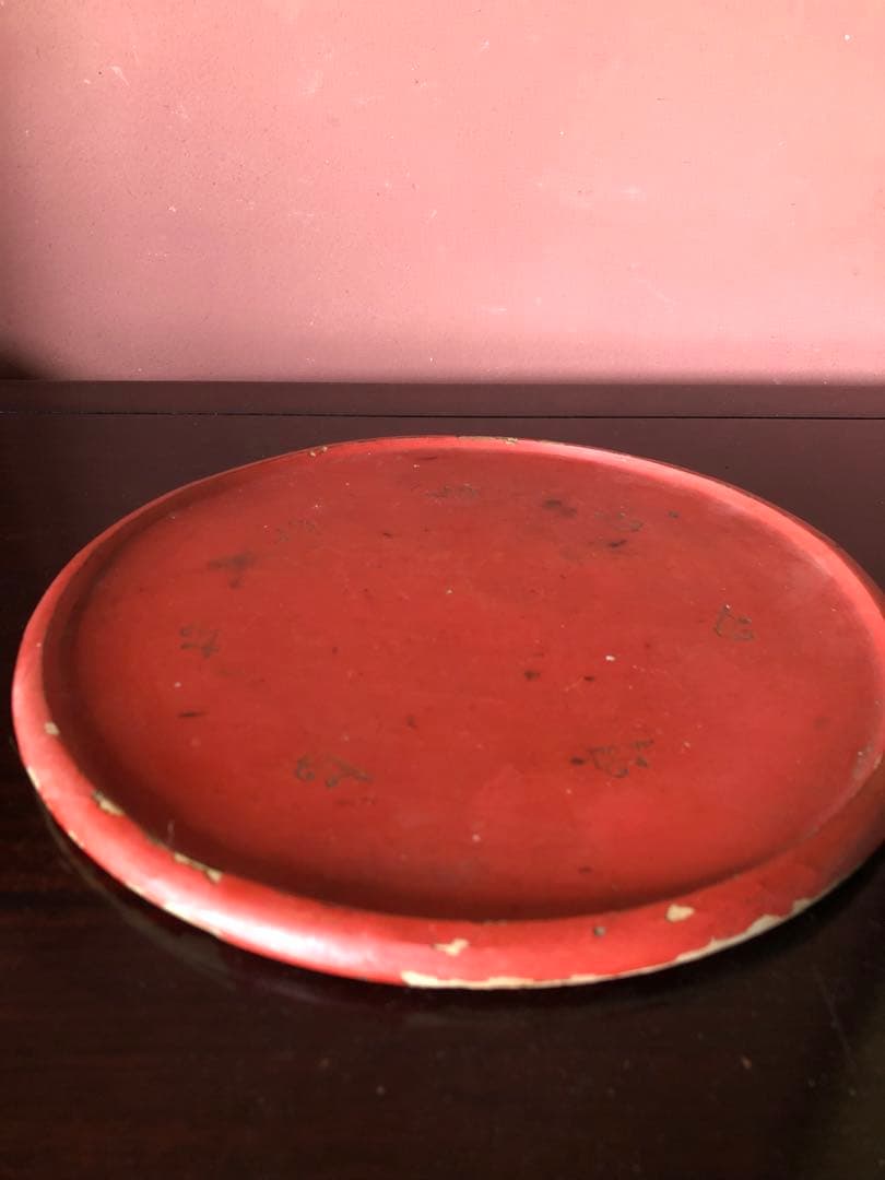 蔵にあった古式の朱塗蒔絵丸盆