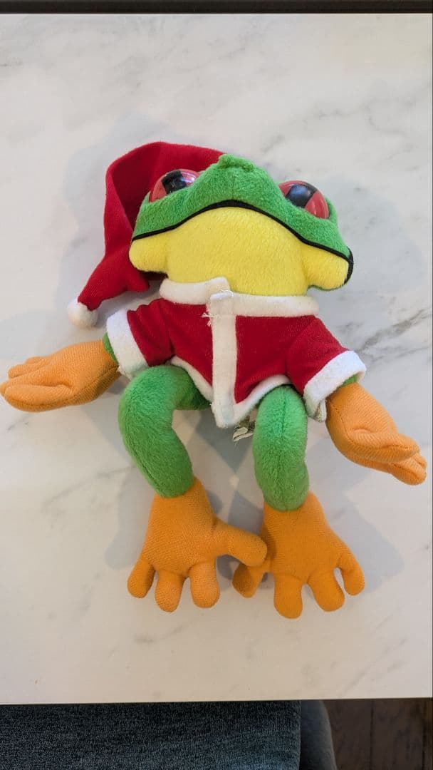 サンタのカエルぬいぐるみ