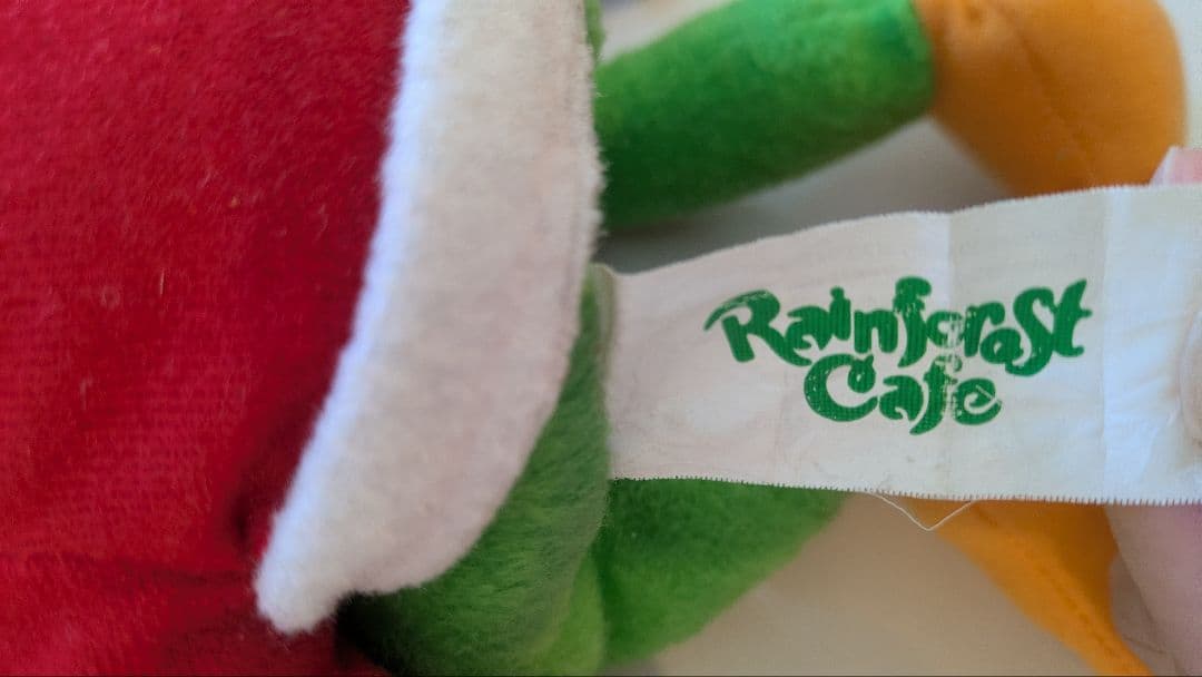 サンタのカエルぬいぐるみ