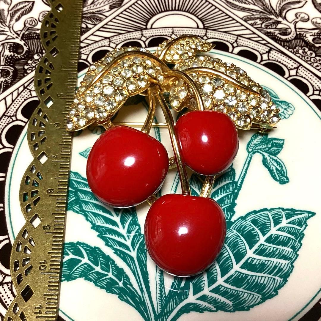 CINER コスチュームジュエリーエナメルとビジューのさくらんぼブローチ