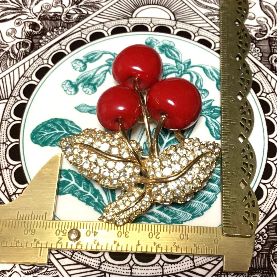 CINER コスチュームジュエリーエナメルとビジューのさくらんぼブローチ