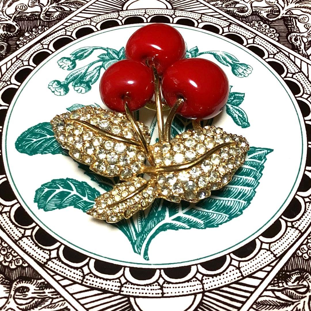 CINER コスチュームジュエリーエナメルとビジューのさくらんぼブローチ