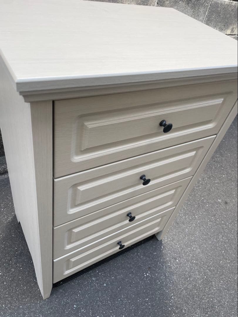 ライトグレーの木製チェスト 4引き出し