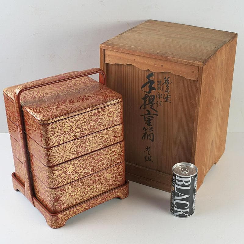 ゆりる　輪島塗　沈金蒔絵　菊彫文　手提四段重箱　共箱　M　R9137H