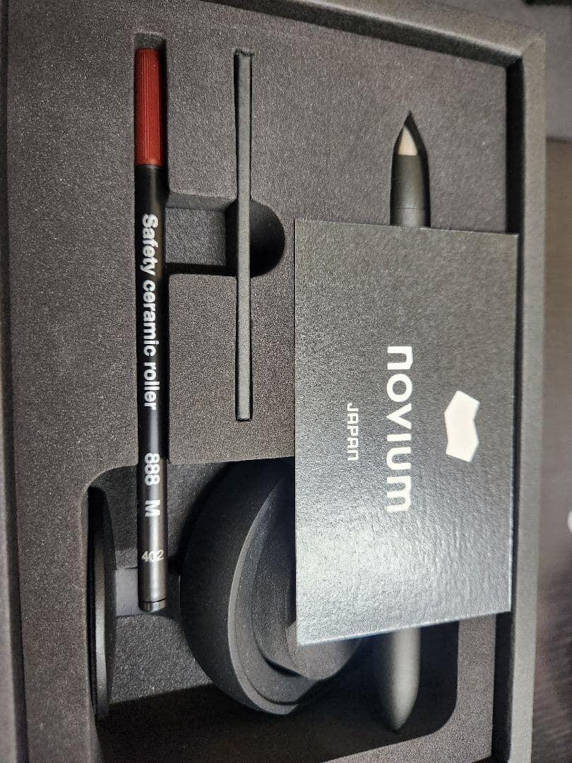 中に浮くボールペン