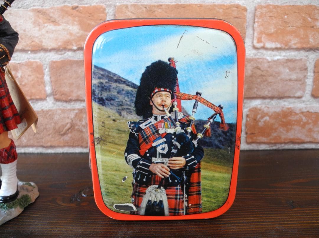 【希少品】レトロなハンドメイド／バグパイパーフィギュア・ティン缶セット