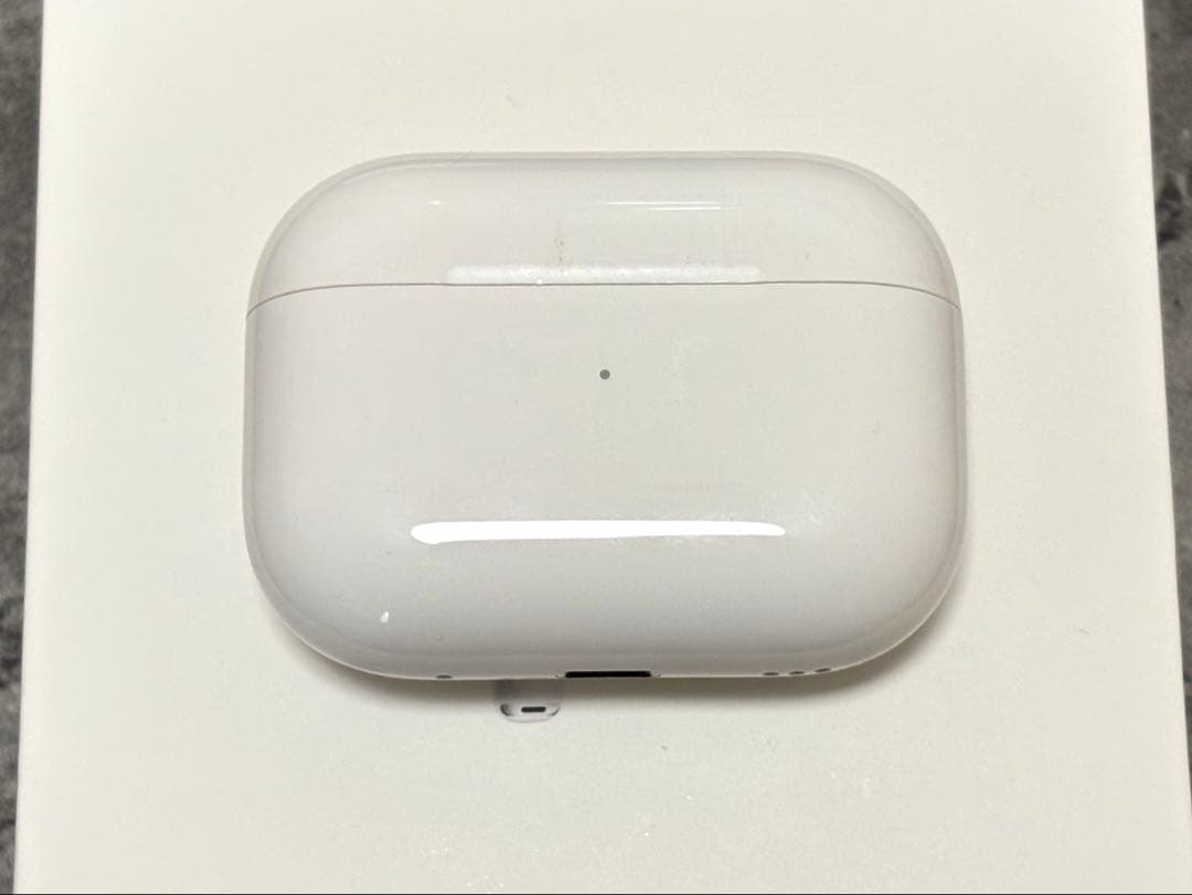 AirPods Pro 第2世代 新品Mイヤーチップ+Spigenケース2個