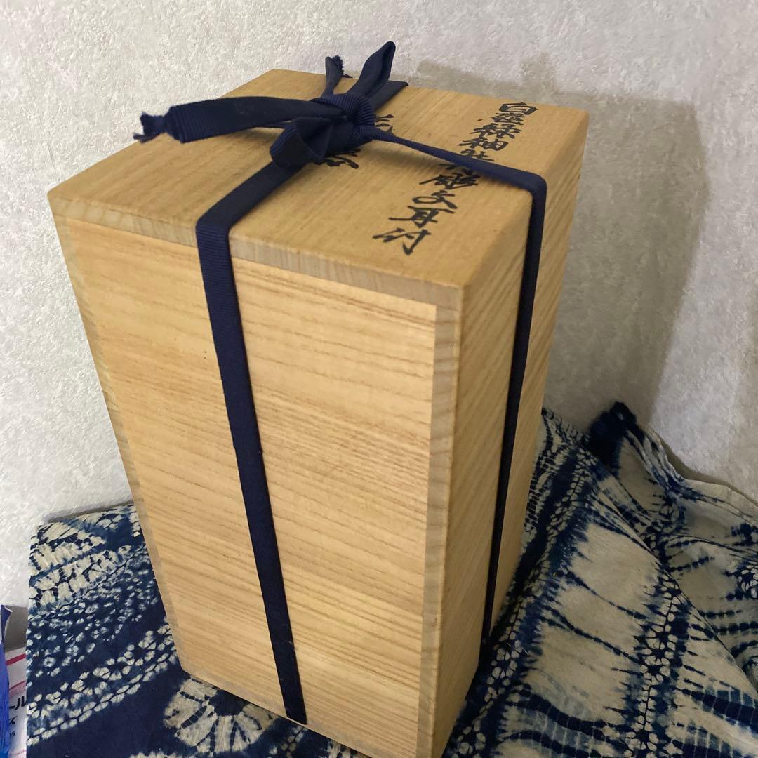 人間国宝　井上萬二　白磁緑釉牡丹文耳付花瓶