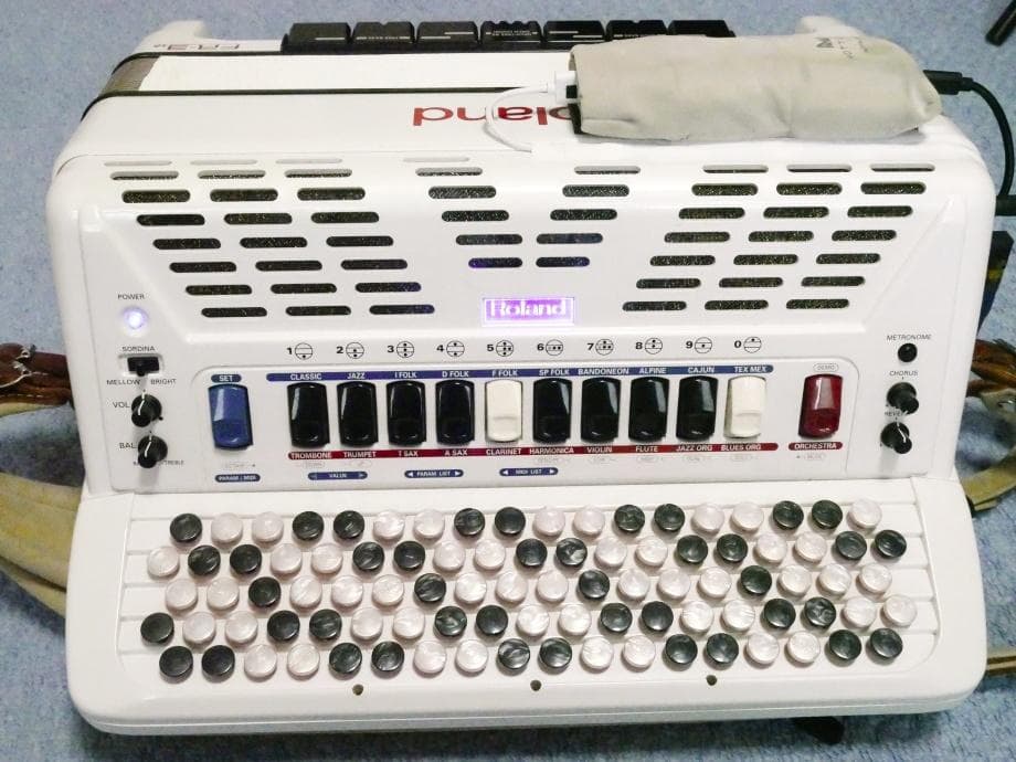 ローランドVアコーディオン　FR-3sb