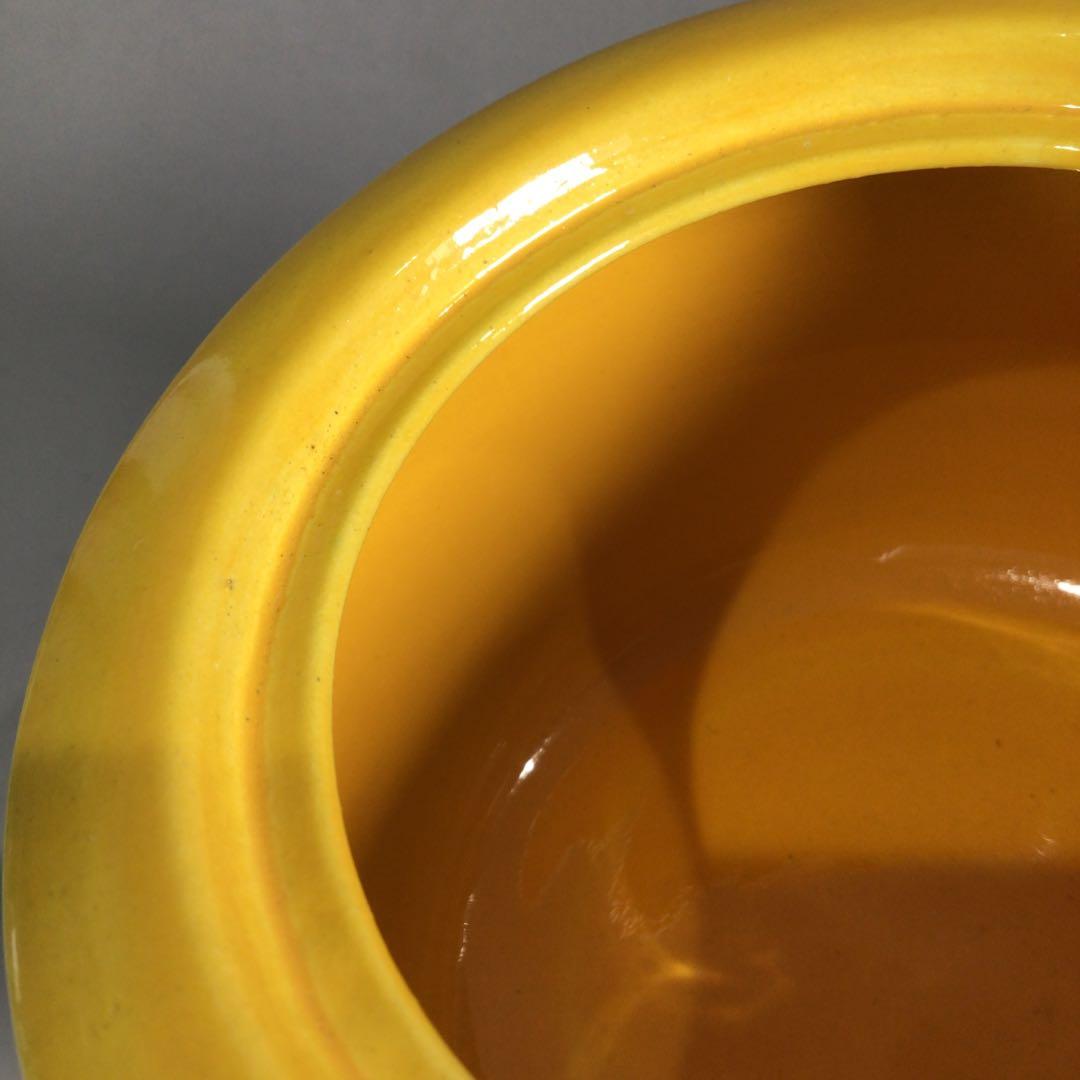 Ｐ２９８　香炉　『在銘』『黄交趾』『唐草文』『三ツ足香炉』　木箱　茶道具