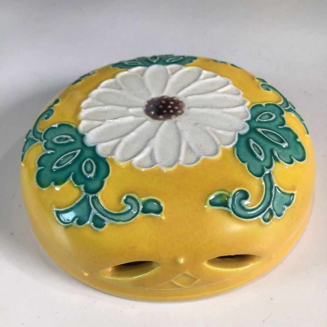 Ｐ２９８　香炉　『在銘』『黄交趾』『唐草文』『三ツ足香炉』　木箱　茶道具