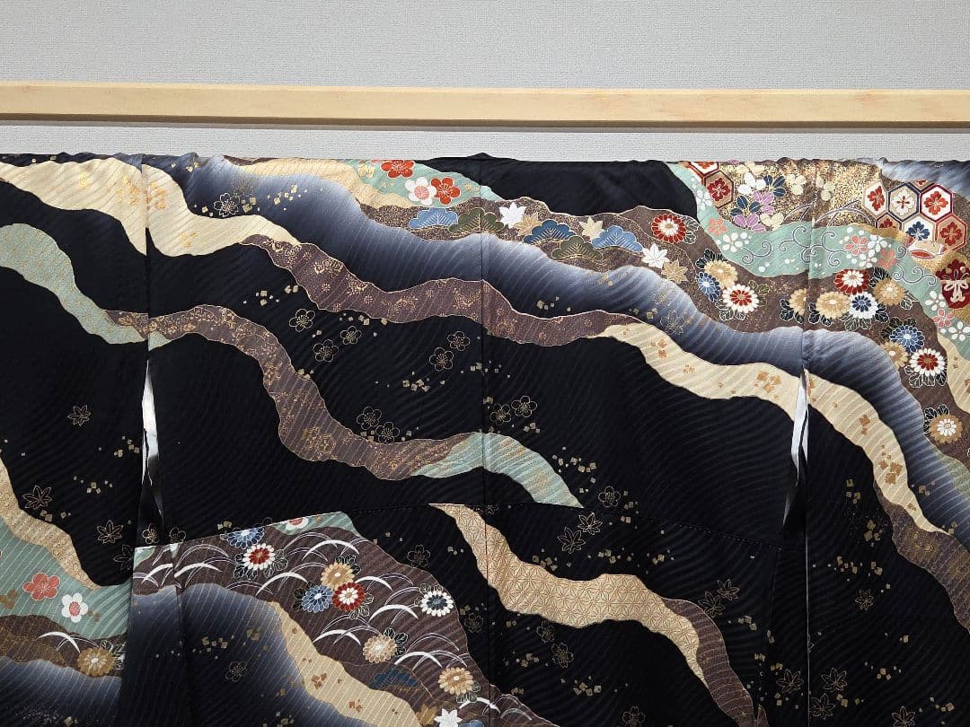 B◆着物くつろぎ 吉祥文様 金彩 金駒刺繍 黒 袷 正絹 中振袖 着物