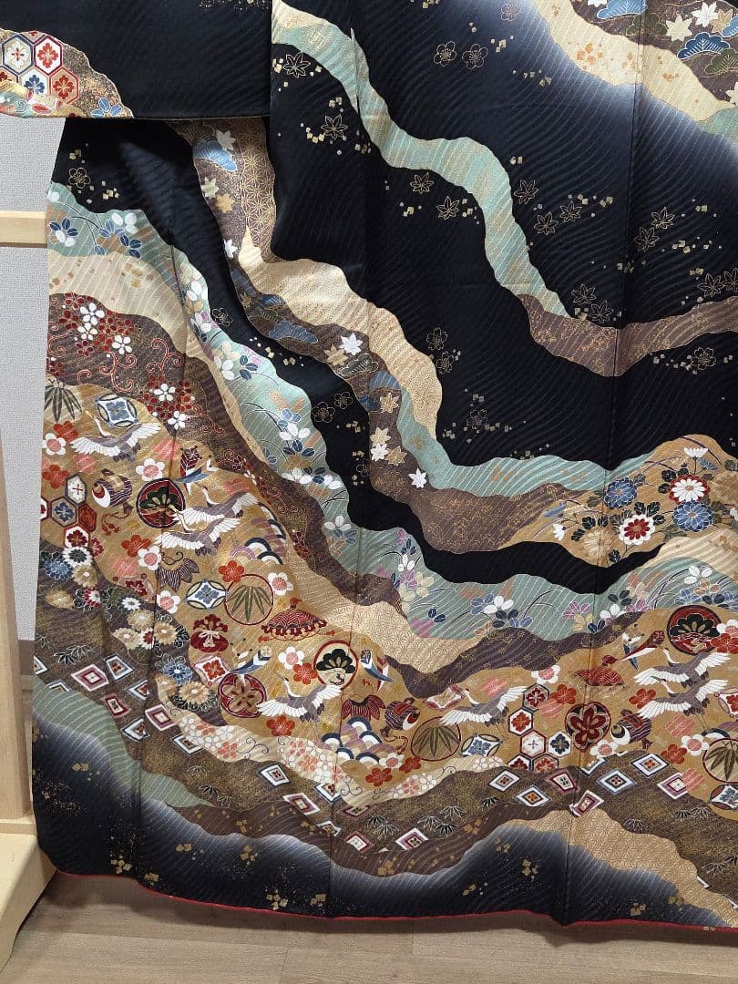 B◆着物くつろぎ 吉祥文様 金彩 金駒刺繍 黒 袷 正絹 中振袖 着物