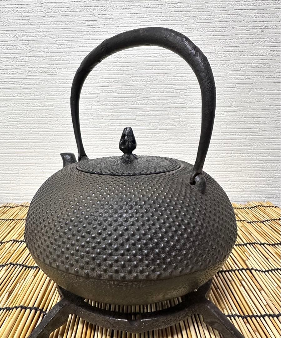 未使用品、供箱付　南部薫山工房造　１５型　アラレ　南部鉄瓶　南部鉄器　鉄瓶