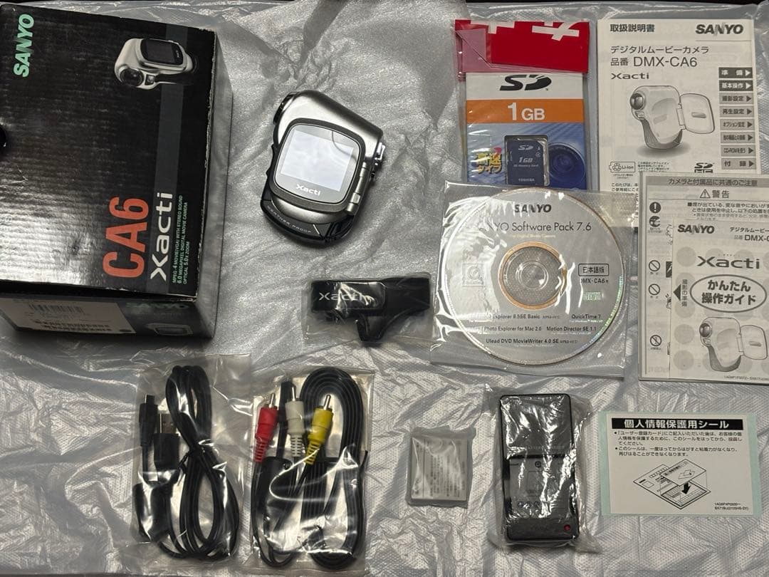 【新品未使用】SANYOデジタルムービーカメラXacti DMX-CA6(S)