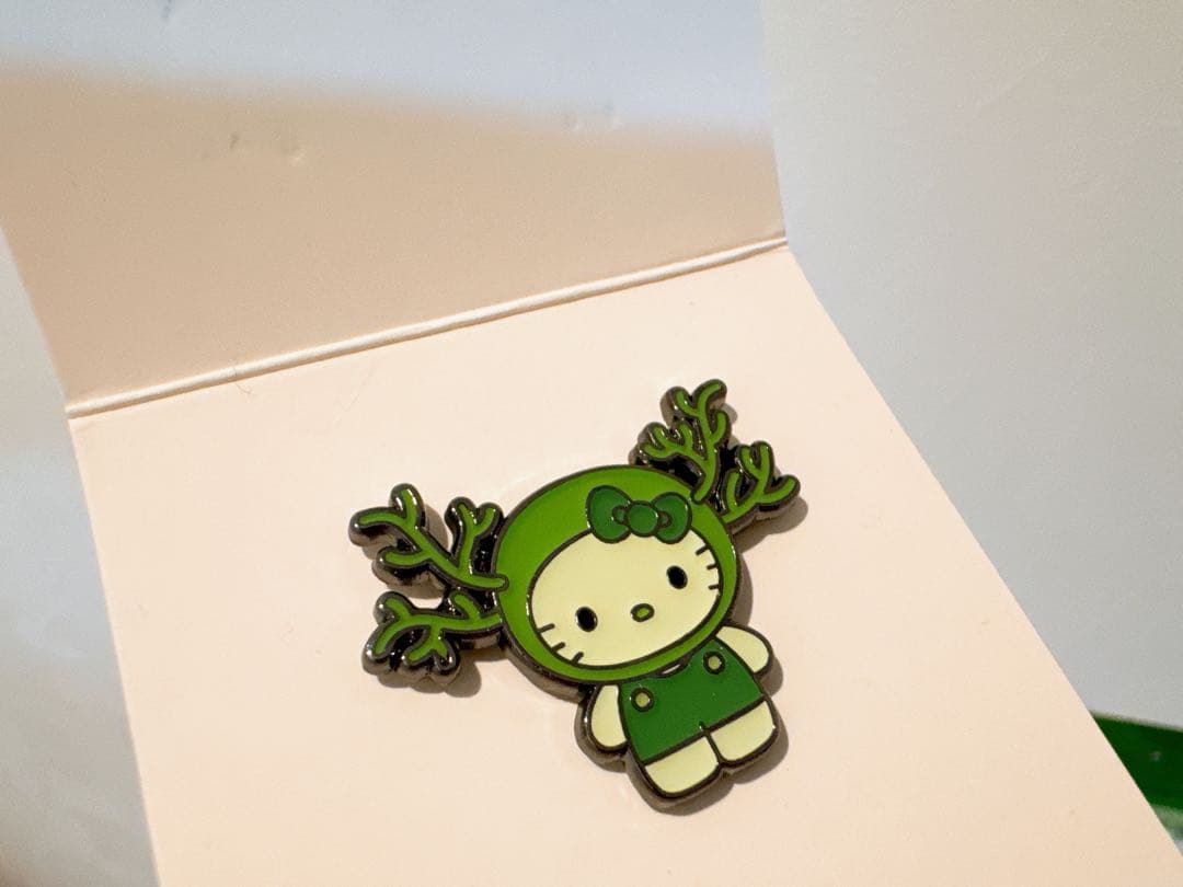 日本館限定　ピンバッジ　万博　モズク　藻キティ　藻類キティ