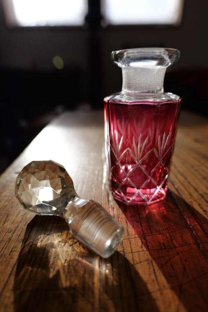 フランス　アンティークの香水瓶　オールドバカラ？
