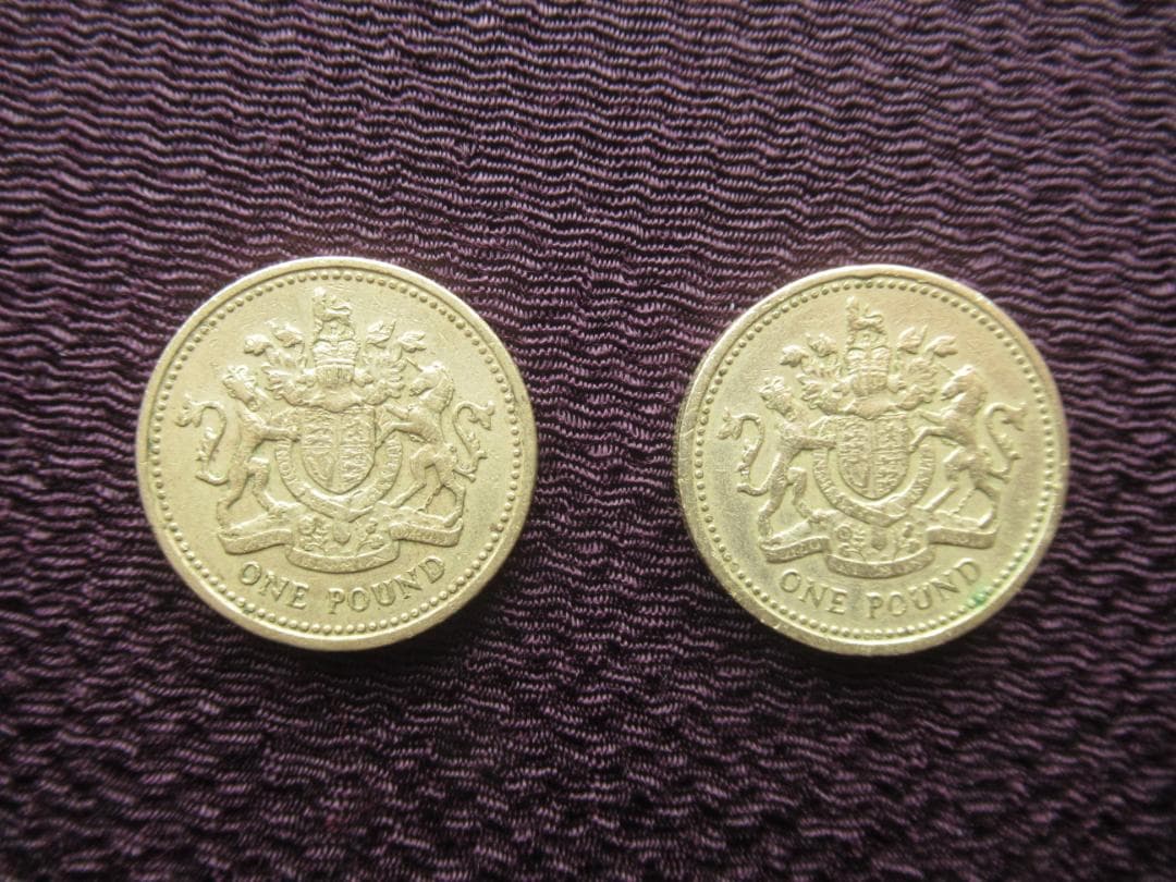 イギリス エリザベス2世 1ポンド硬貨 1983年 通常版＋エラー版 2枚セット