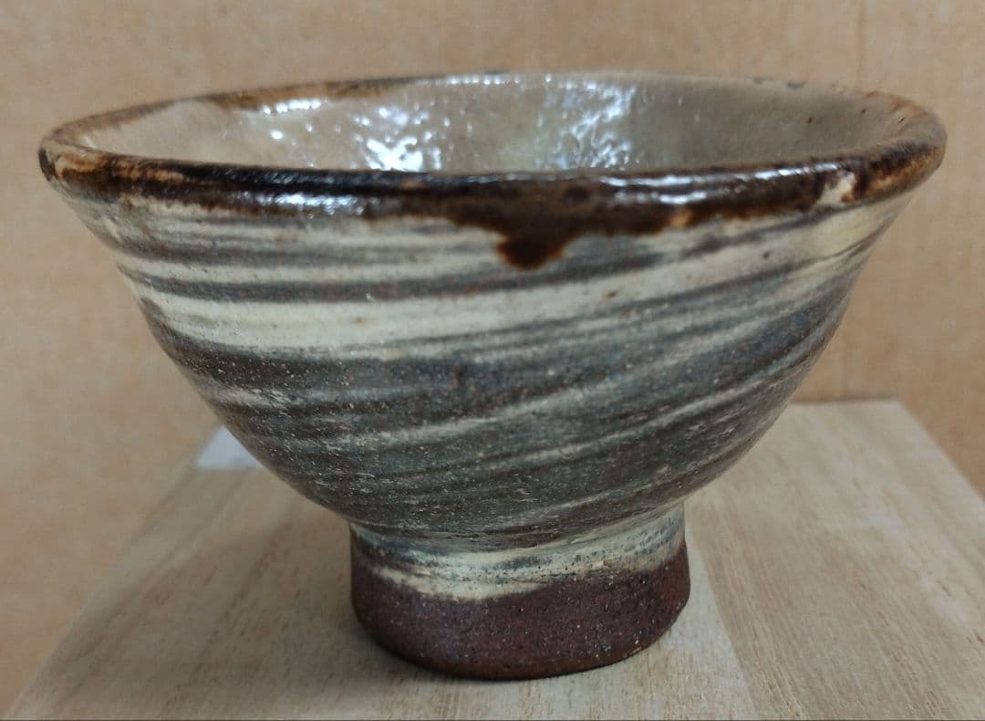 【本物保証】金城次郎 壷屋焼ぐい呑 共箱 栞 人間国宝 壺屋焼 刷毛目魚文ぐい呑