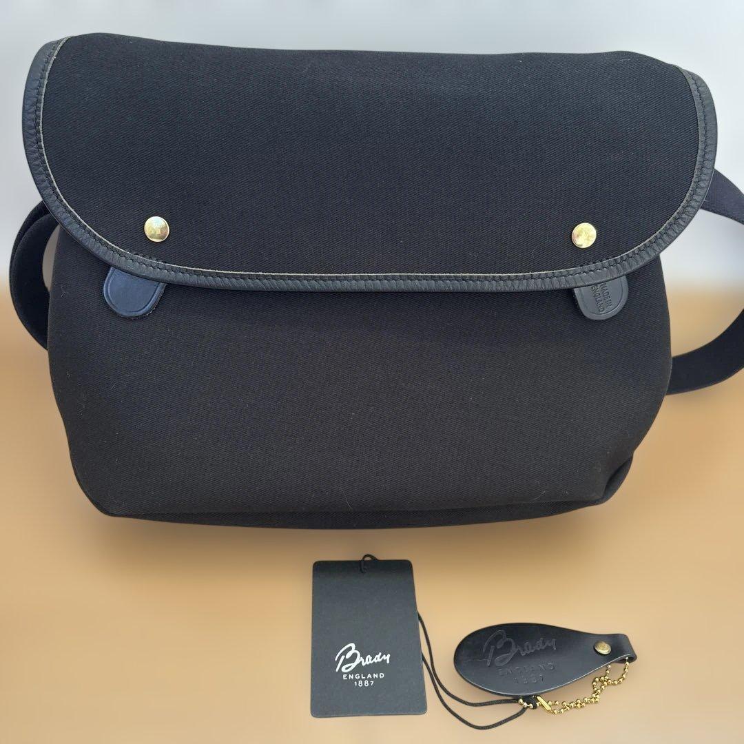 Brady avon ショルダーバッグ　黒