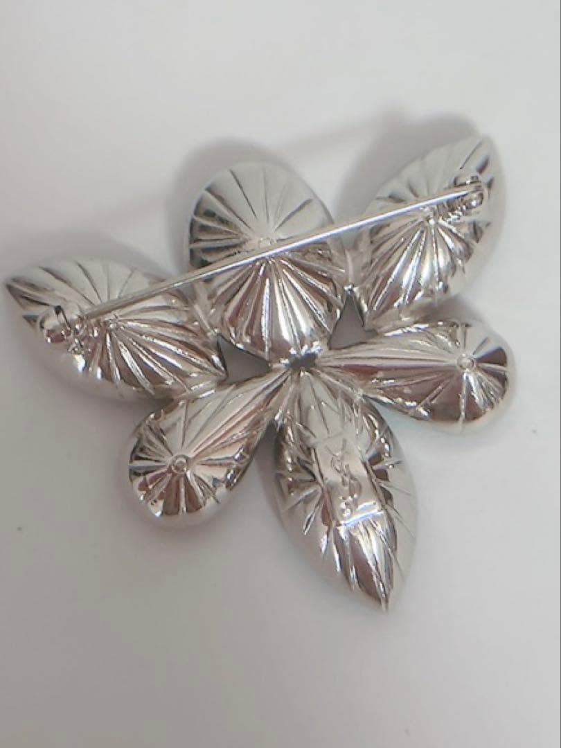 イヴサンローランYVESSAINTLAURENT ピンブローチ　ヴィンテージ