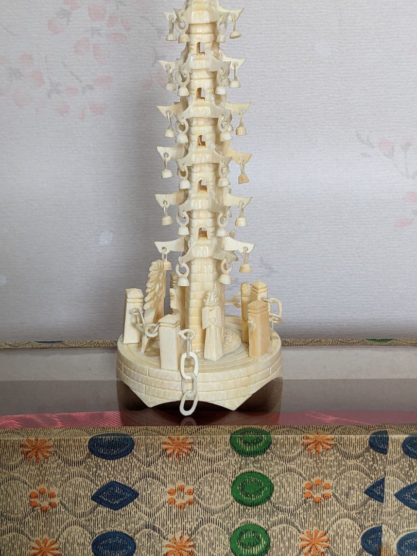 ♦中国伝統工芸美術？骨？鹿角 仏塔 極細密 6列自在 六重の塔 置物飾り 骨董品
