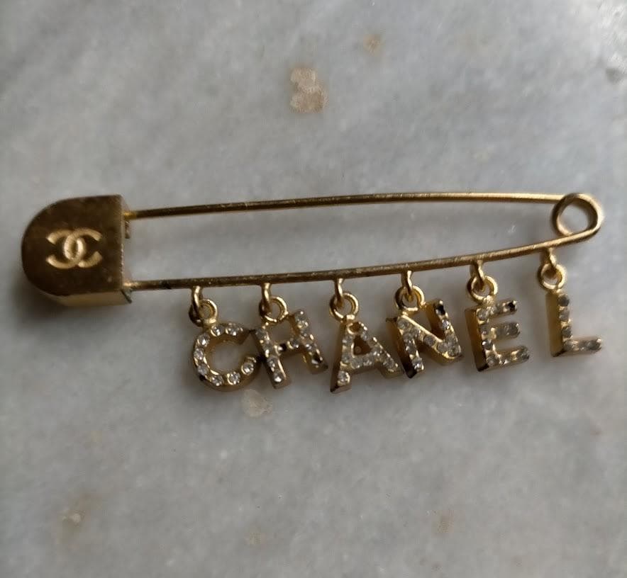 CHANELロゴブローチ　希少一点限り！