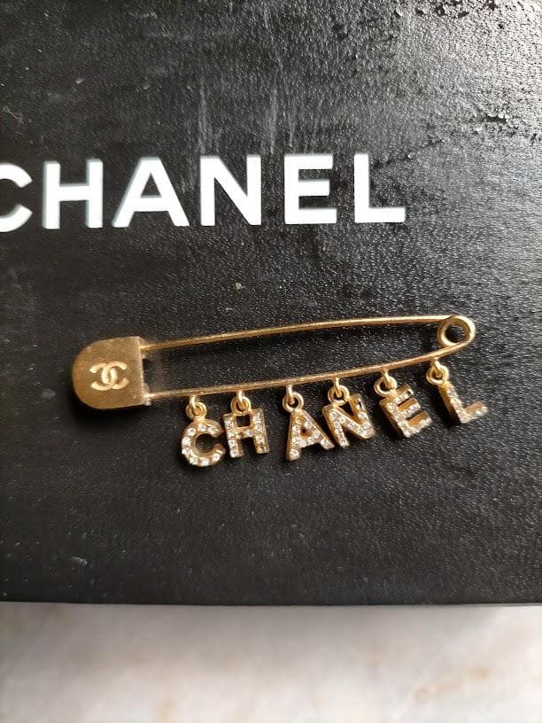 CHANELロゴブローチ　希少一点限り！