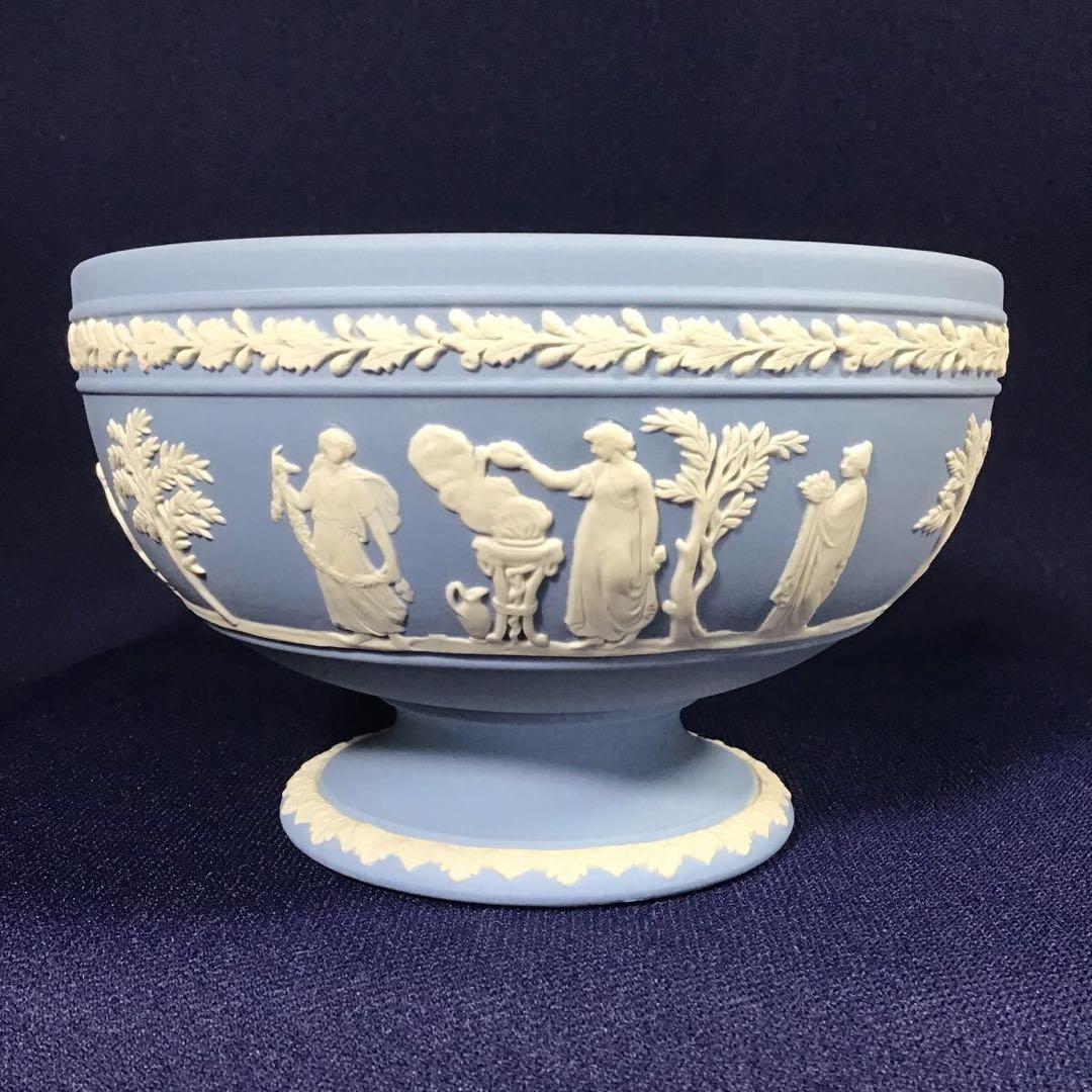 ウェッジウッド ジャスパーウェア クリームカラー on ペールブルー