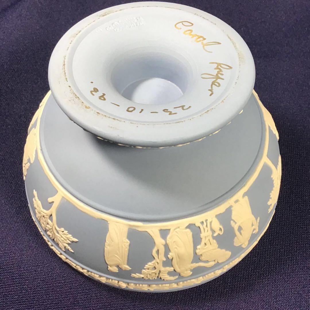 ウェッジウッド ジャスパーウェア クリームカラー on ペールブルー