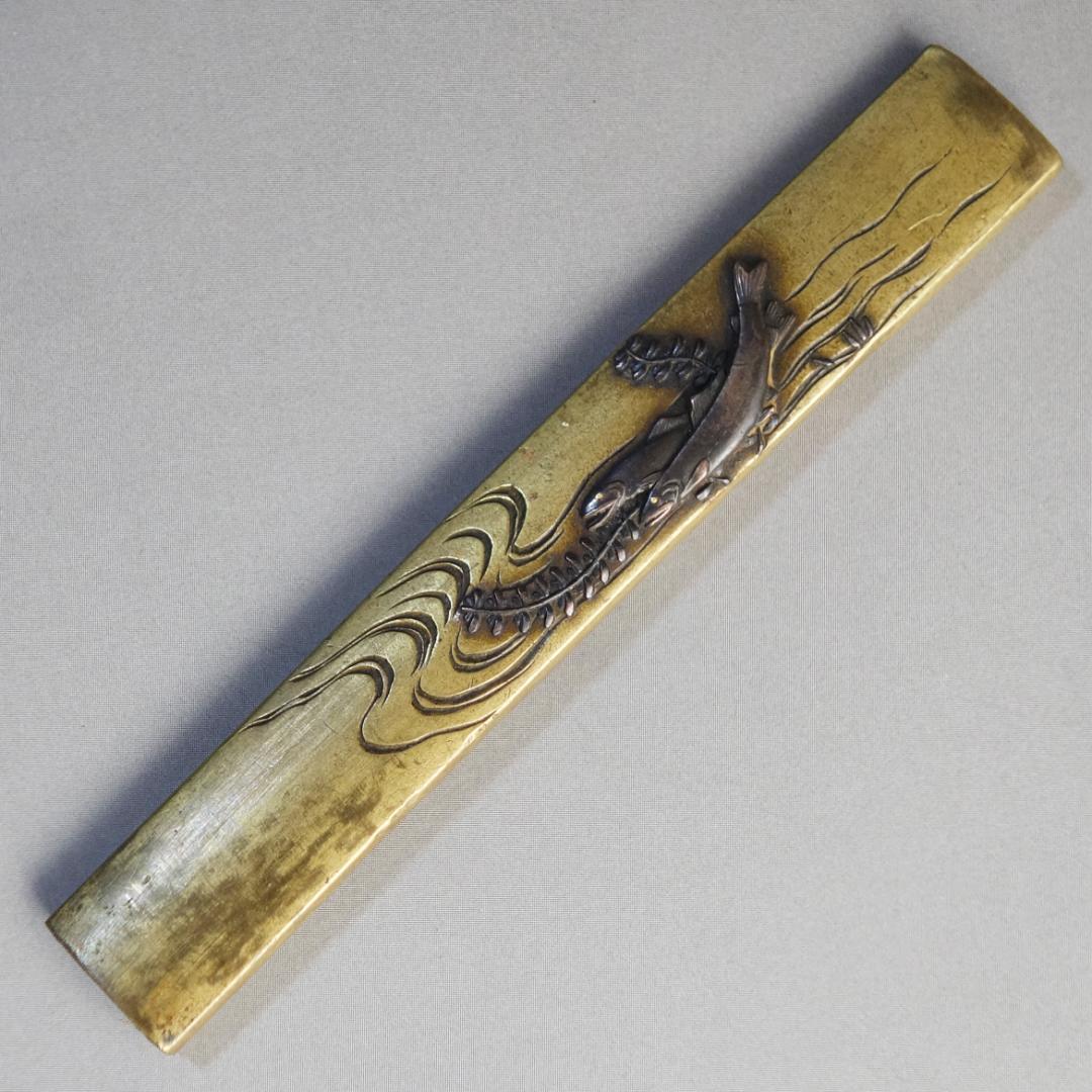 【 在銘 政利 真鍮地 象嵌 片切彫 水草に双鮎図小柄 】 鍔 鐔 小柄 刀装具