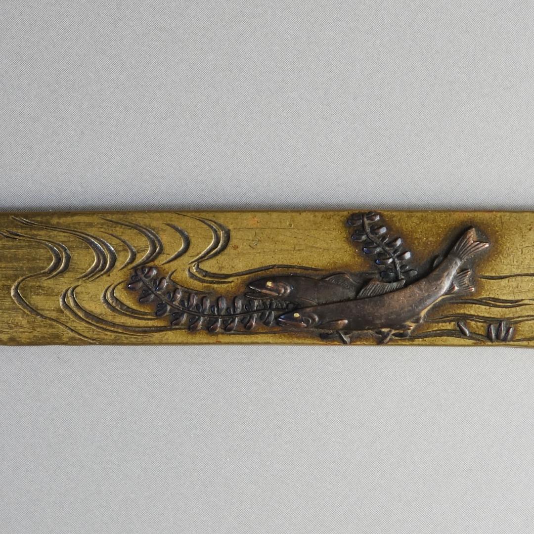 【 在銘 政利 真鍮地 象嵌 片切彫 水草に双鮎図小柄 】 鍔 鐔 小柄 刀装具