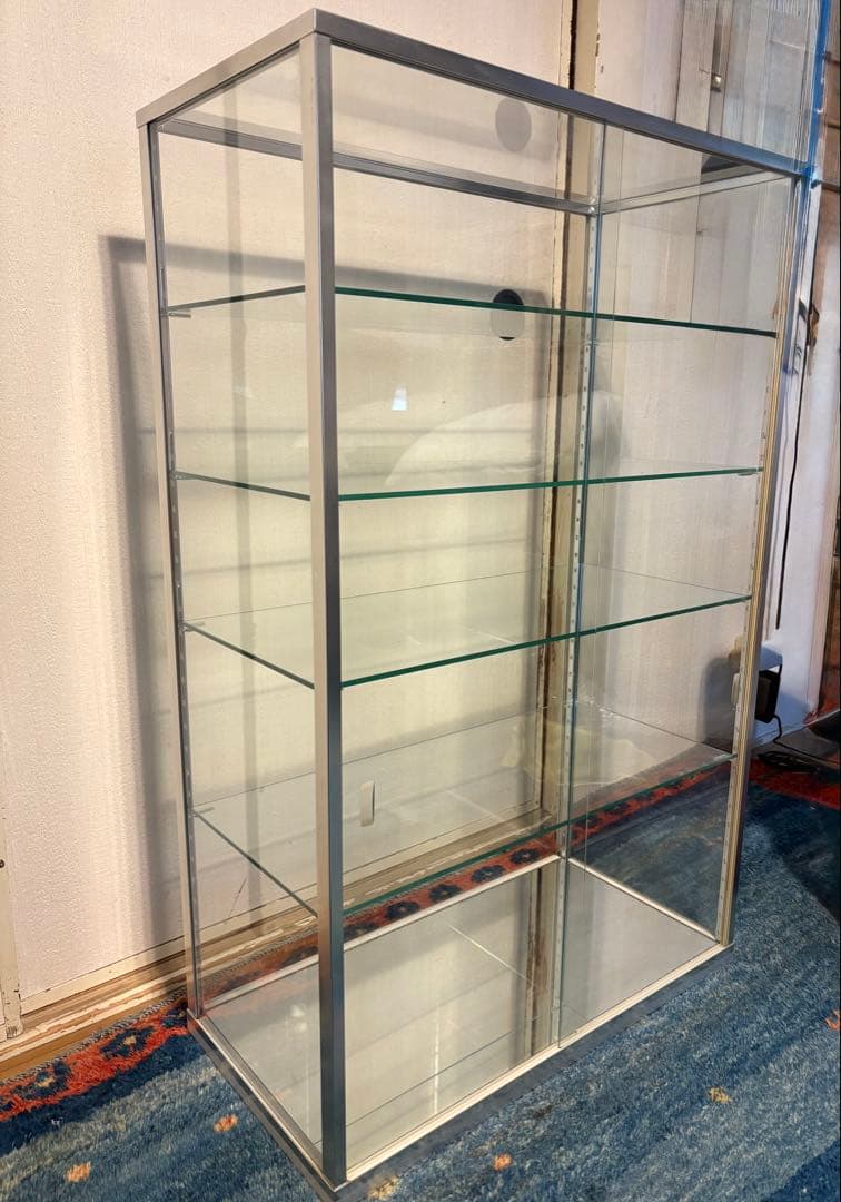 【超美品】中型ガラスケース 写真は棚板4段ですが棚板全部で5枚あり。