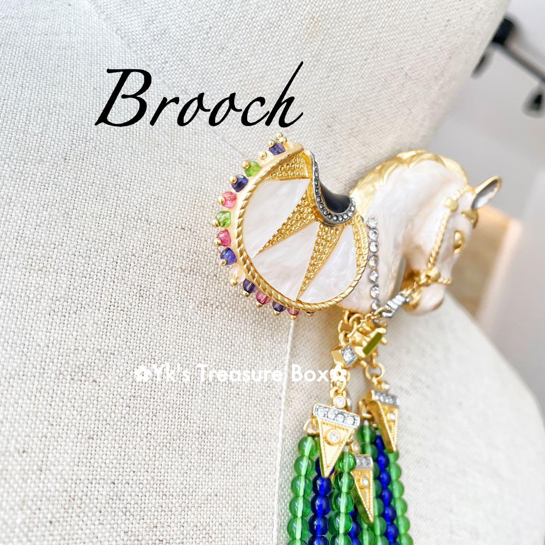 Z284/マットゴールド エナメル 馬 ホース瑠璃ビーズタッセルブローチ